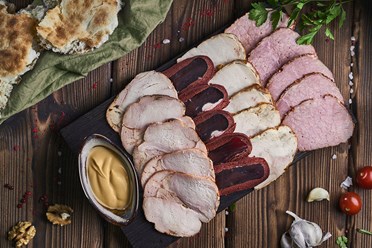 Ассорти из мясных закусок - Говяжий ростбиф, свиная буженина, бастурма, куриный рулет | https://gotovitmama.ru/zakuski/holodnye/assorti-iz-myasnyh-zakusok.html