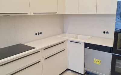 Столешница и фартук с матовой поверхностью из кварцевого агломерата Silestone Eternal Marfil