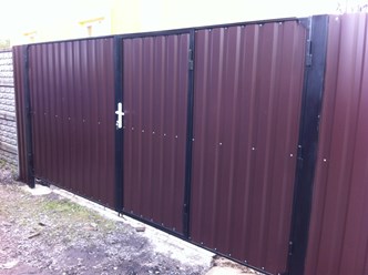 Ворота распашные из профнастила со встроенной калиткой