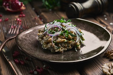 Салат ацецили - Салат из запеченных баклажан, приправленный чесноком, грецким орехом и грузинскими специями | https://gotovitmama.ru/salaty/salat-acecili.html