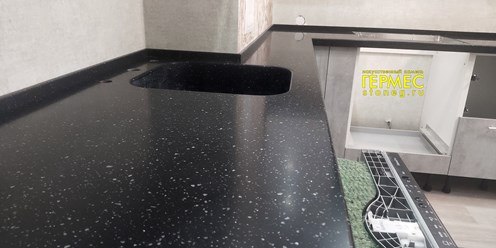 Staron PE814 Pebble Ebony - столешница с мойкой из искусственного камня