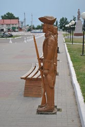 Скульптура из дерева солдат петровских времён.