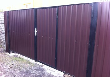 Ворота распашные из профнастила со встроенной калиткой