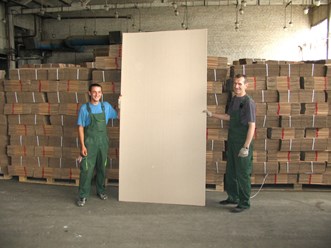 рабочие на производстве картона
