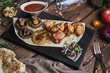 Шашлык по-тифлисски - Авторский шашлык из сочного куриного филе с ароматными специями, жареными шампиньонами и луком, пр | https://gotovitmama.ru/shashlyki/shashlyk-iz-myasa/shashlyk-po-tiflisski.html