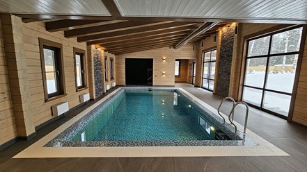 Бассейн в Завидово от компании "Саммит Пулс". Это переливной бассейн с гидромассажной зоной и двуструйным противотоком. Размеры бассейна 3.5 на 8 метров.