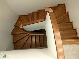 Разворотная лестница с забежными ступенями