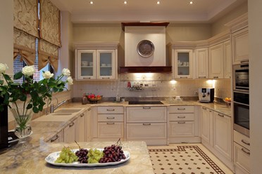 Дизайн большой бежевой кухни