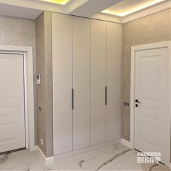 Встроенный распашной шкаф под потолок, выполнен под заказ компанией СтроимШкаф