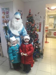На Новый год детском магазине Дружба дарил подарки добрый дедушка Мороз