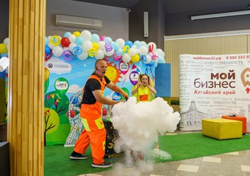 Крио-шоу
Вместе с детьми ставим удивительные эксперименты с жидким азотом: разбиваем фрукты, замораживаем цветы, создаём научную газировку и нитро-мороженое...