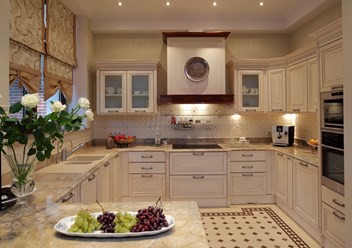 Дизайн большой бежевой кухни