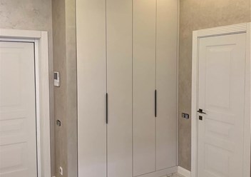 Встроенный распашной шкаф под потолок, выполнен под заказ компанией СтроимШкаф