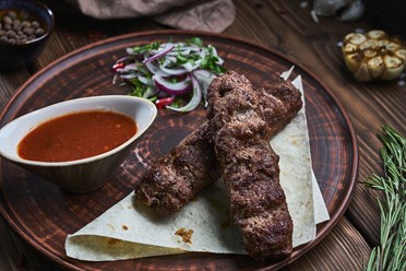 Люля-кебаб из ягнёнка - Сочный люля-кебаб, из молочного ягнёнка с ароматными специями, приготовленный на углях, подаётся с | https://gotovitmama.ru/shashlyki/lyulya-kebab/lyulya-kebab-iz-yagnenka.html