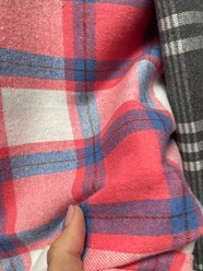 Клетчатая ткань ширина 150см, цена 340-400 руб. метр.
Ткань создаёт ощущение тепла и уюта, тактильно напоминает фланель. Не колется. Одна сторона полотна с лёгким начесом, другая гладкая.