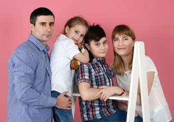 Семейная фотосессия на розовом фоне