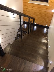 Деревянная лестница с площадкой, с подсветкой