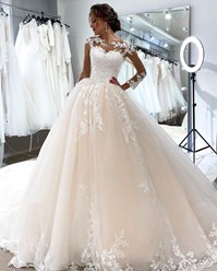 Пышное кружевное свадебное платье с блеском и ручной расшивкой.