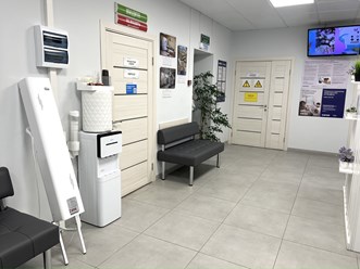 МРТ-центр МИБС-Вологда. Комфортный зал ожидания:удобные диваны, телевизор, кулер, чай и конфетки.