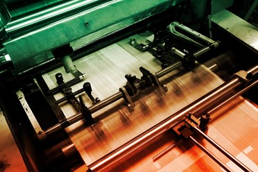 Офсетная печать для больших тиражей. Имеет расширенные возможности, такие как печать в 5 и более цветов (включая золото, серебро и другие плашечные цвета), и больше вариантов постпечатной обработки.