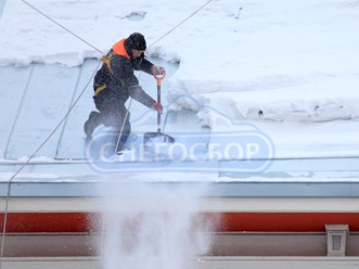 Уборка снега с крыш Санкт-Петербурга