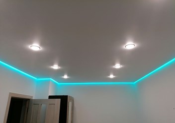 Потолки Легенда - Парящий натяжной потолок с точечными светильниками