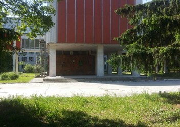 Вход в здание, где расположен офис студии графического дизайна СанПик.