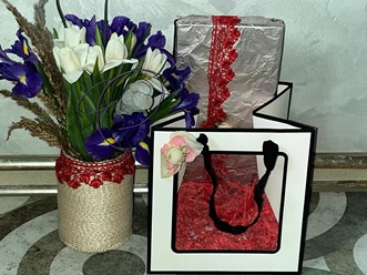 Цветы на заказ (букет)+ваза, поднос+открытка +упаковка подарка ручной работы
+79067340220