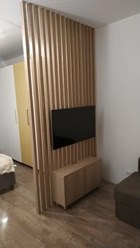 Реечная перегородка МДФ шпон дуба, тумбочка под телевизор.