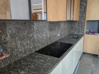 Столешница и фартук из кварцевого агломерата Caesarstone 6003 Coastal Gray