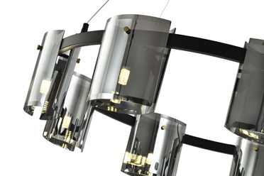 Подвесная люстра ZORTES RONY — это воплощение современной элегантности. Строгое кольцо в антрацитовом цвете с дымчатыми стеклянными плафонами создаёт стильную многоточечную композицию света.