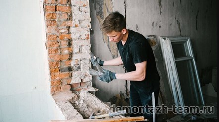 Демонтаж кирпичных стен