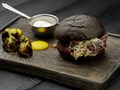 Бургер с копченой уткой, квашенной капустой, свеклой и печеным картофелем на углях