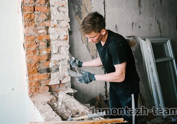 Демонтаж кирпичных стен