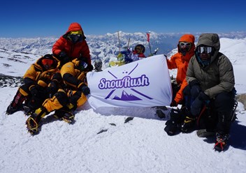 Группа компании SnowRush на вершине Пика Ленина 7134м.