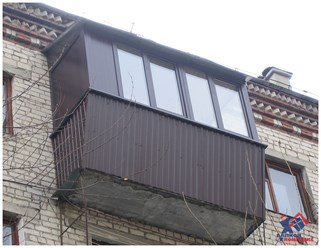 Остекление балкона в хрущевке с крышей