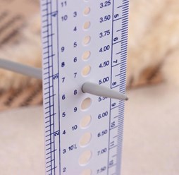 Линейки в ассортименте ,предназначены для определения размера спиц для вязания. Вы больше не запутаетесь в размерах спиц для вязания