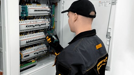Измерение напряжения сотрудником лабэнергосистем