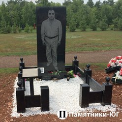 Пример нашей комплексной работы:

Памятник из гранита с портретом во весь рост и художественным оформлением, гранитная ограда и столик из гранита. Весь комплекс выполнен из Укаринского габбро.