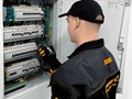 Измерение напряжения сотрудником лабэнергосистем