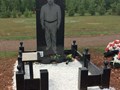 Пример нашей комплексной работы:

Памятник из гранита с портретом во весь рост и художественным оформлением, гранитная ограда и столик из гранита. Весь комплекс выполнен из Укаринского габбро.