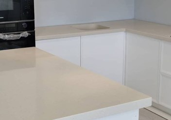 Столешница из камня
Столешница из искусственного камня.
Используемые камни: агломерат, полиэфир, акрил производства Корея.
Виды полировки: матовая, полуматовая, глянец
Гарантия- 10 лет