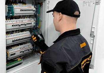 Измерение напряжения сотрудником лабэнергосистем