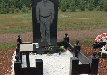 Пример нашей комплексной работы:

Памятник из гранита с портретом во весь рост и художественным оформлением, гранитная ограда и столик из гранита. Весь комплекс выполнен из Укаринского габбро.