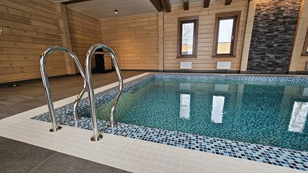 Новый бассейн в Завидово был запущен в эксплуатацию компанией "Саммит Пулс". Это переливной бассейн с гидромассажной зоной и двуструйным противотоком. Размеры бассейна 3.5 на 8 метров.