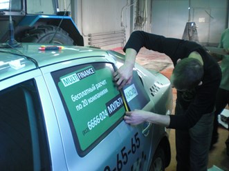 Фрагмент оклейки такси. Оклейка автотранспорта, рекламное агентство "Бринус".