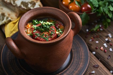 Чанахи - Отборные кусочки баранины тушёные с молодым картофелем, репчатым луком, баклажанами, томатами и свежей зеленью | https://gotovitmama.ru/goryachie-blyuda/chanahi.html