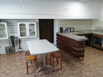 Большая кухня с обеденной зоной.