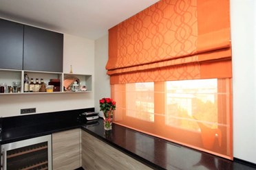 Двойные римские шторы на кухню