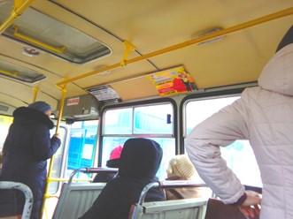 Рекламу в автобусах монтируем на специальных панелях, на уровне взгляда пассажиров
